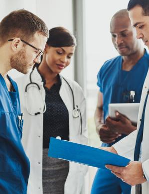 Médecins en train de discuter d'un dossier